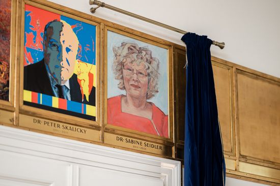 Gezeichnete Porträts von Altrektor Peter Skalicky und Altrektorin Sabine Seidler 