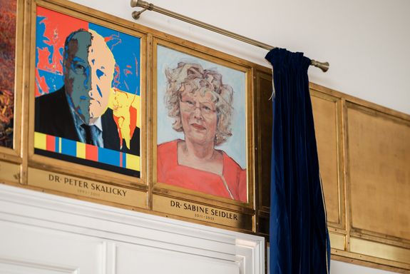 Gezeichnete Porträts von Altrektor Peter Skalicky und Altrektorin Sabine Seidler