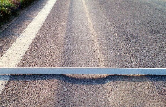 Spurrinnenbildung infolge schlechter Rezeptierung des Asphaltmischgutes