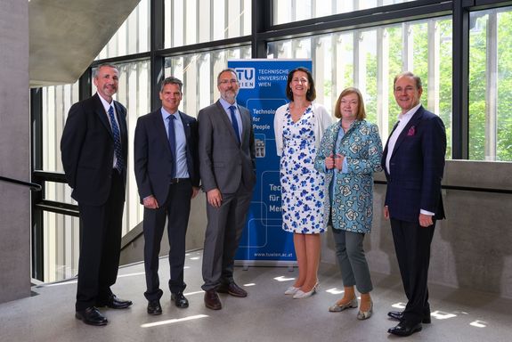 Das TUW-Rektorat für die Amtsperiode 1.10.2023-30.09.2027: Wolfgang Kastner (Digitalisierung und Infrastruktur), Jens Schneider (Rektor), Peter Ertl (Forschung, Innovation, Internationales), Jasmin Gründling-Riener (Lehre) mit Johanna Stachel (stellv. Vorsitzende Universitätsrat) und Peter Oswald (Vorsitz Universitätsrat)