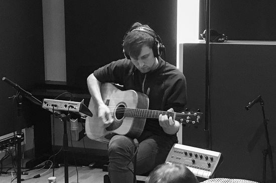 Photo of Florian Wörister playing the guitar