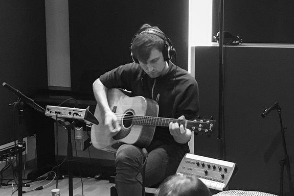 Photo of Florian Wörister playing the guitar