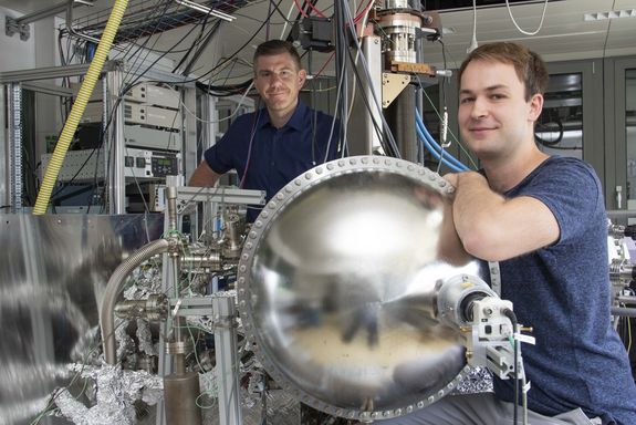 Gareth Parkinson (links) und Jakub Zdenek im Labor