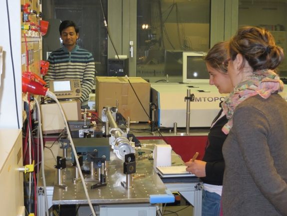 Beschuss mit Laserpulsen lässt erst Krater (oben), dann Nanoantennen (unten) wachsen.