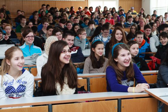 Begeisterte SchülerInnen im Hörsaal