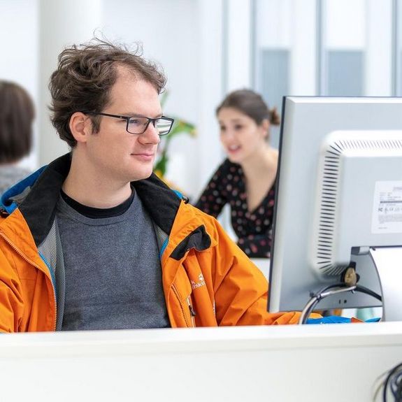 Abbildung von Studierenden, die in den Internet-Raeumen vor den Arbeitsplaetzen sitzen