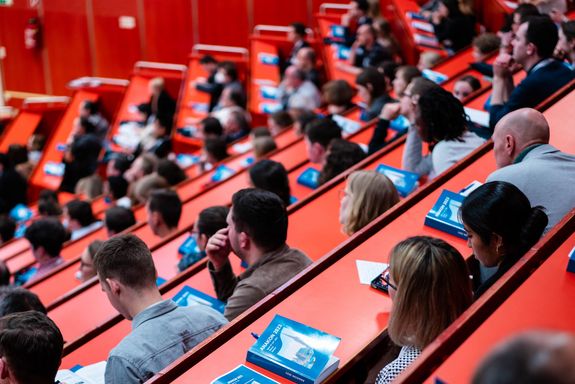 Mehrere Personen im Hörsaal