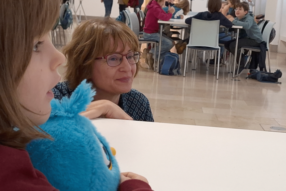 Vizerektorin Koch bei der Unterhaltung mit Kindern