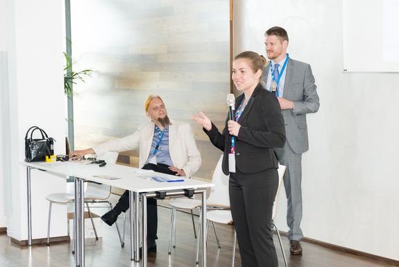 Konferenzleiterin Bianka Ullmann bei der Eröffnung