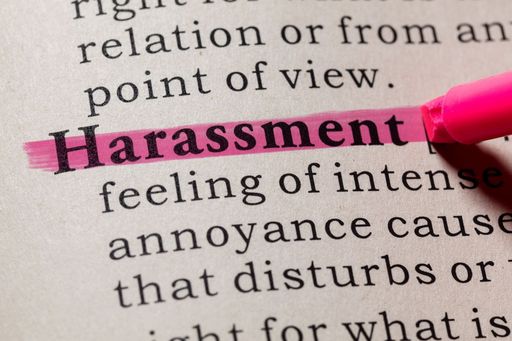 Text "Harassment" mit pinkem Marker hervorgehoben