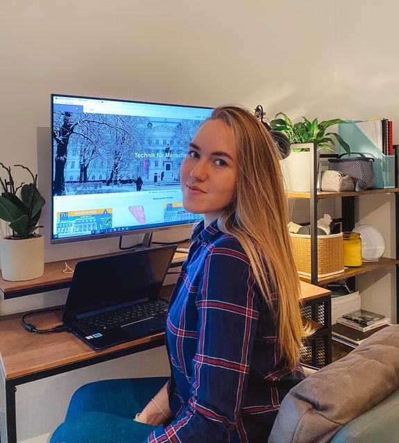 Evgeniia sitzt an ihrem Arbeitsplatz vor dem PC. 