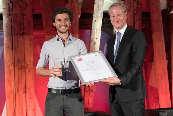 Dipl.-Ing. Dr. Christoph Grimmer (l.), Geschäftsführer E²T - Efficient Energy Technology GmbH, gewann den TÜV AUSTRIA Wissenschaftspreis 2017 in der Kategorie "Unternehmenspraxis" für das Projekt "SolMate - Das plug&play Kraftwerk für den Balkon"