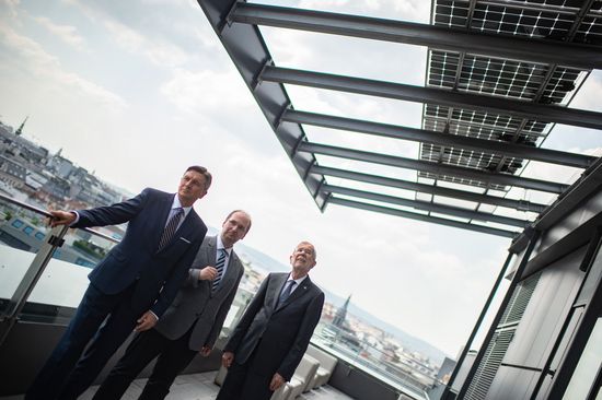 Bundespräsident Alexander Van der Bellen (r.) mit seinem slowenischen Staatsgast Präsident Borut Pahor (l.) und TUW-Prof. Thomas Bednar (mitte)