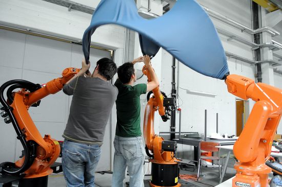 Architekturstudenten arbeiten mit Industrierobotern an der TU Wien, Institut für Architekturwissenschaften, Foto: Robots in Architecture