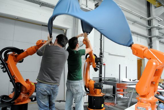 Architekturstudenten arbeiten mit Industrierobotern an der TU Wien, Institut für Architekturwissenschaften, Foto: Robots in Architecture