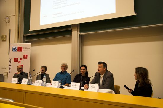 Die Diskutant_innen am Podium: Carlo Ghezzi, Gerti Kappel, Hans Akkermans, Laura Kovacs, Tom Henzinger, Tanja Traxler (Moderatorin, Der Standard) (v.l.n.r.) 