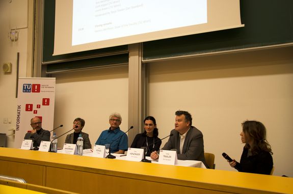 Die Diskutant_innen am Podium: Carlo Ghezzi, Gerti Kappel, Hans Akkermans, Laura Kovacs, Tom Henzinger, Tanja Traxler (Moderatorin, Der Standard) (v.l.n.r.) 