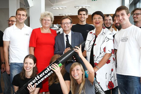 TU-Rektorin Sabine Seidler, Gerhard Hirczi, Geschäftsführer der Wirtschaftsagentur Wien, Vizebürgermeisterin Renate Brauner umringt vom TU Space Team