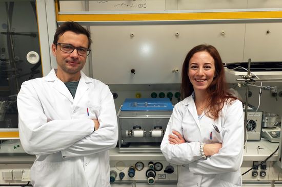 Michael Schnürch und Johanna Templ im Labor.