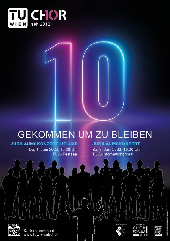 Zahl 10 in der Mitte (in den Farben blau und rosa), direkt davor eine Dirigentensilhouette, links und rechts davon Silhouetten von Sänger_innen