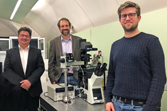 Three men in the lab: From left: Georg Schitter, Philipp Thurner and Mathis Nalbach