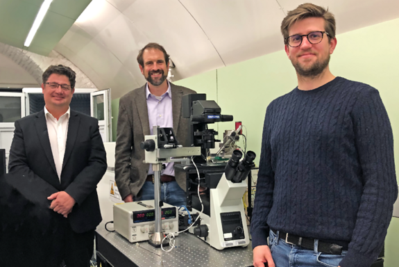 Three men in the lab: From left: Georg Schitter, Philipp Thurner and Mathis Nalbach