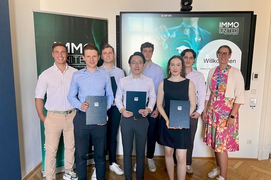 Gruppenfoto: Valentin Bauer (IMMOunited), Maximilian Ranzinger, Philipp von der Thannen, Yat Hin Chan, Jonas Unruh, Terezia Olsiakova, Tobias Grantner, Jasmin Gründling-Riener (TU Wien) (von links nach rechts)