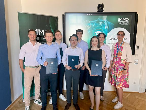 Gruppenfoto: Valentin Bauer (IMMOunited), Maximilian Ranzinger, Philipp von der Thannen, Yat Hin Chan, Jonas Unruh, Terezia Olsiakova, Tobias Grantner, Jasmin Gründling-Riener (TU Wien) (von links nach rechts)