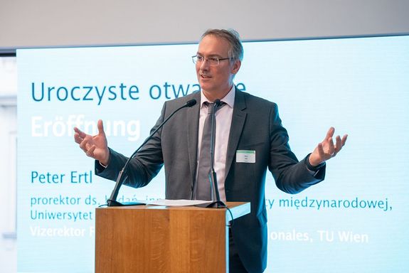 Vizerektor Ertl am Podium