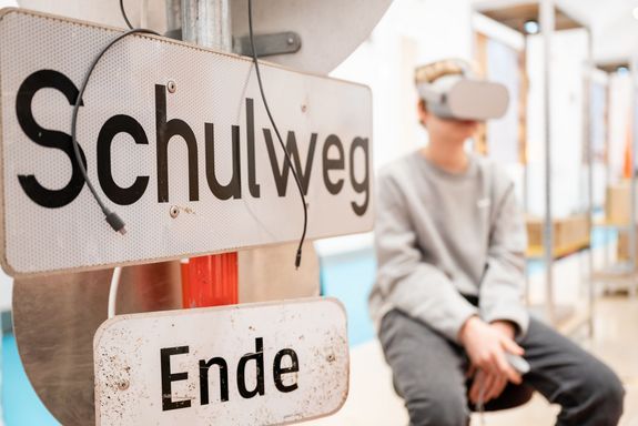 Schüler mit VR-Brille