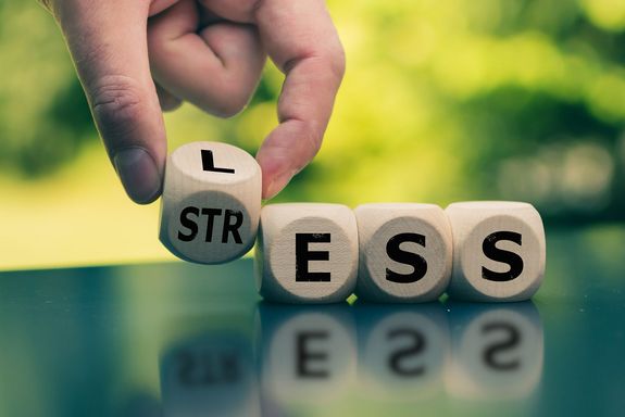 Hand legt Würfel auf Stressless ist die Message