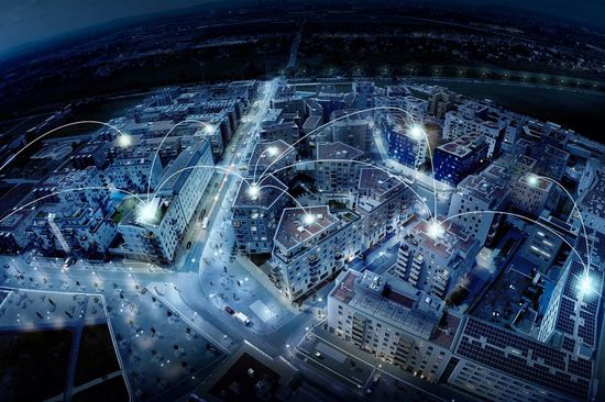 Nachtbild einer Stadt in Vogelperspektive