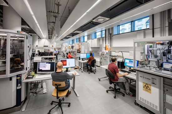 Röntgengeräte und Menschen, die an Computern sitzen