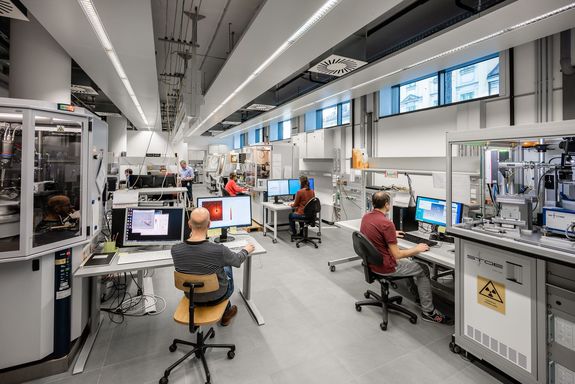 Röntgengeräte und Menschen, die an Computern sitzen