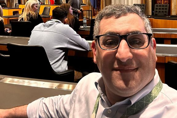 Jonathan sitzend im Paralment