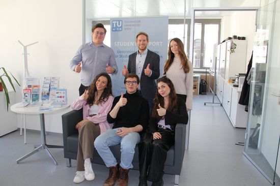 Gruppenfoto Student Support, Menschen stehend und sitzend