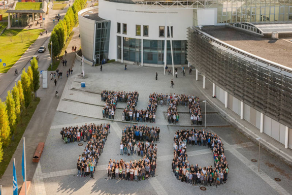Foto von oben, Gruppe von Menschen bilden "TUM 150" ab.