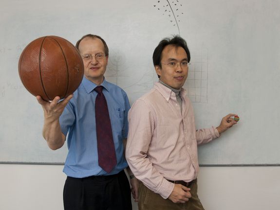 Prof. Joachim Burgdörfer (l) und Shuhei Yoshida (r) demonstrieren das Zusammenspiel von Sonne und Jupiter. (Maßstabsgerecht wäre der Abstand zwischen den Himmelskörpern allerdings viel größer.)