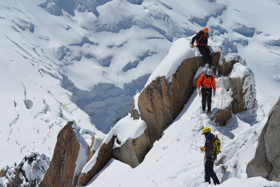 Bergsteiger auf einem verschneiten Berg
