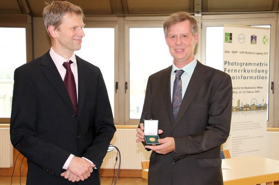 Prof. Norbert Pfeifer übergibt die Medaille Robert Weber 