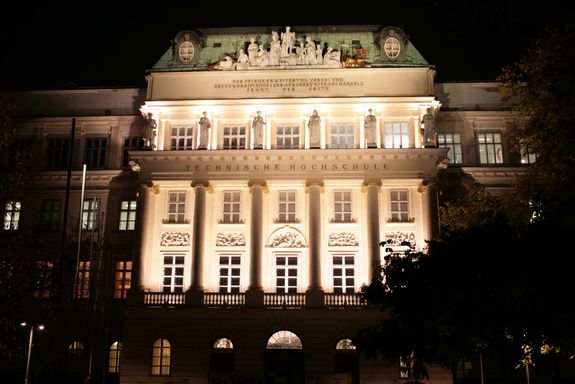 Hauptgebäude bei Nacht Hauptgebäude beleichtet mit dem gelben Licht bei Nacht.