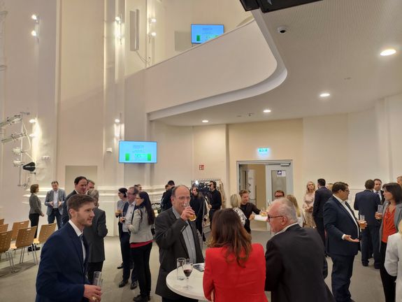 [Translate to English:] Blick in die Gästemenge, die sich in Gruppen unterhält