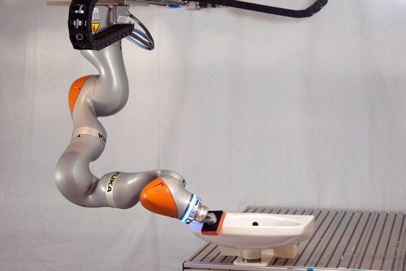 [Translate to English:] Roboterarm mit Waschbecken