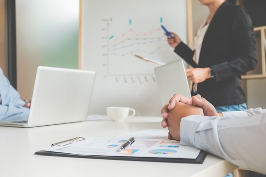 Büroteam in einem Meetin mit Flipchart