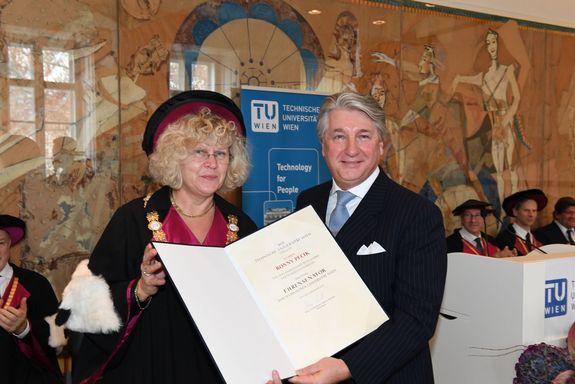 TUW-Rektorin Sabine Seidler mit Ehrensenator Ronny Pecik, Foto: Thomas Blazina