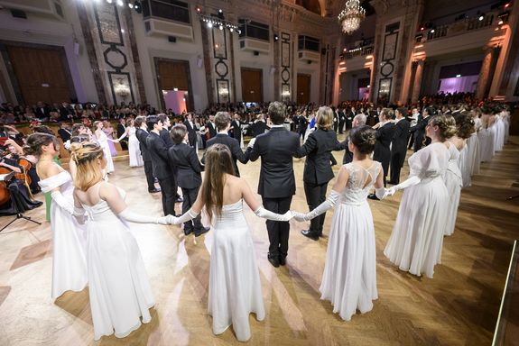 Eröffnung durch das Jung-Damen- und Jung-Herren-Komitee