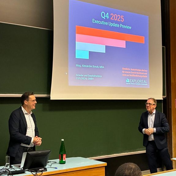 [Translate to English:] Alexander Bosak und Bob Martens in Hörsaal vor Tafel bzw. Präsentationsprojektion