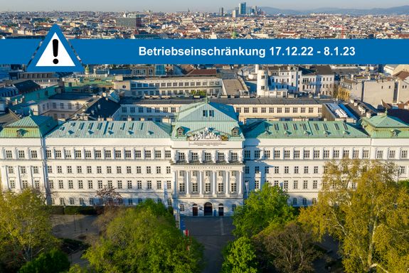 Luftaufnahme des TUW-Hauptgebäudes mit Hinweis auf die Betriebsbeschränkung vom 17.12.22 bis 8.1.23