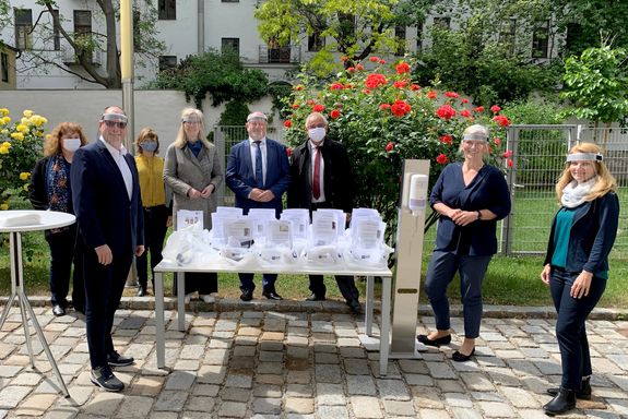 Gruppenfoto rund um Tisch mit Starterpaketen