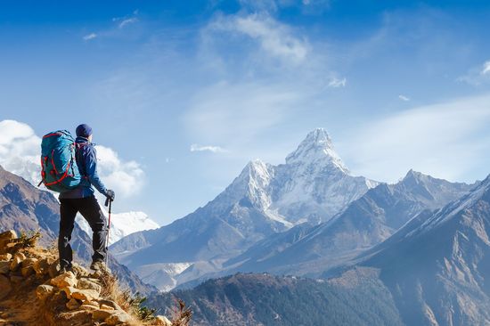 [Translate to English:] Gipfelstürmer auf einer Bergspitze